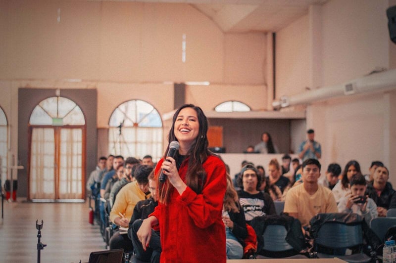 A speaker addressing an engaged audience. Photo by Dámaris Azócar on Unsplash