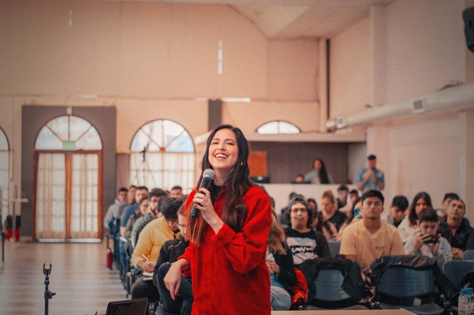 A speaker addressing an engaged audience. Photo by Dámaris Azócar on Unsplash